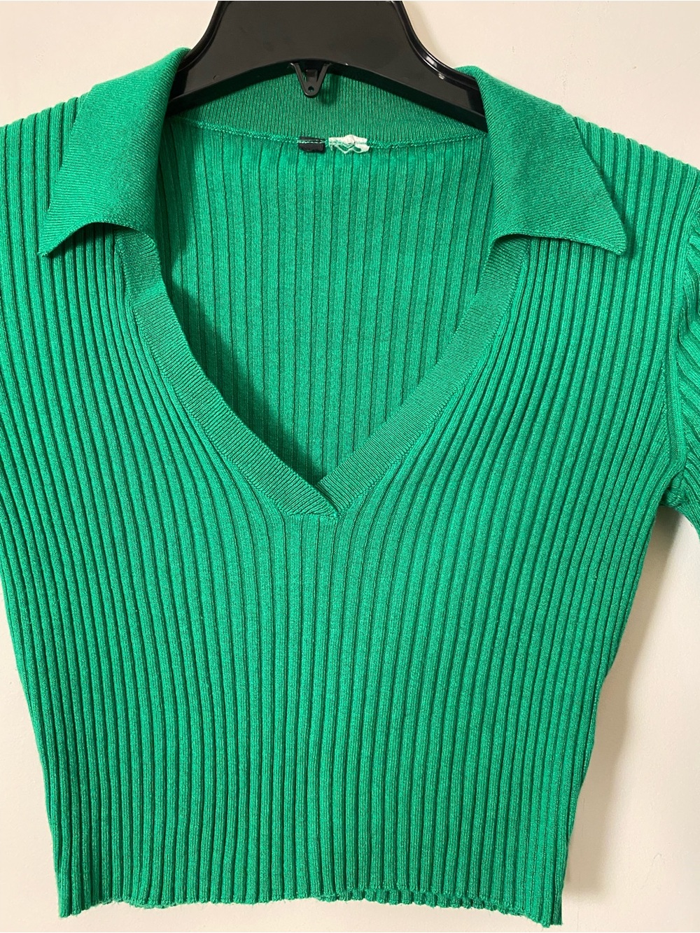 Green Ribbed V-Neck Collared Crop Top - Picture 4 of 5